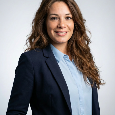 Photo professionnelle juriste douanière - chemise ajustée